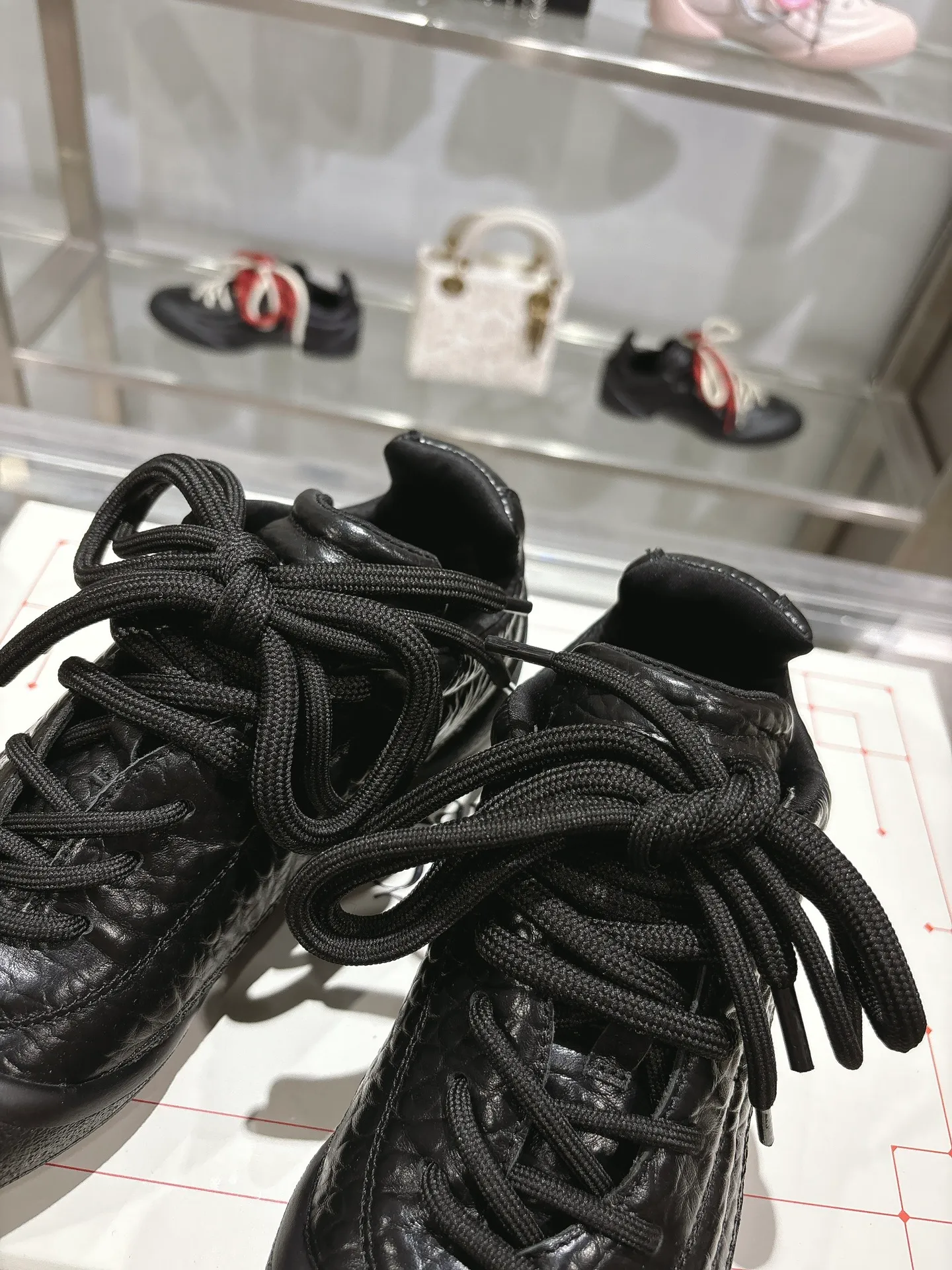 p580💰Couple model 𝐀𝐥𝐞𝐱𝐚𝐧𝐝𝐞𝐫 𝐌𝐜𝐐𝐮𝐞𝐞𝐧#/Alexander McQueen’s latest Flexion series, retro, casual, sneakers, original purchase, development, production, this Flexion Off Low-top sneakers in white grained leather with varying sized laces and an anatomically inspired lightweight segmented sole. The reverse skull pattern is embossed on the heel. Fabric: Original customized imported first-layer cowhide. Lining: Customized imported breathable mesh lining. Sole: Original open-molded non-slip TPU material. Bottom thickness: 2CM. Size: #Female size 35-40 (40 customized, non-refundable) #Men’s code 39-45 (45 customized, non-refundable)